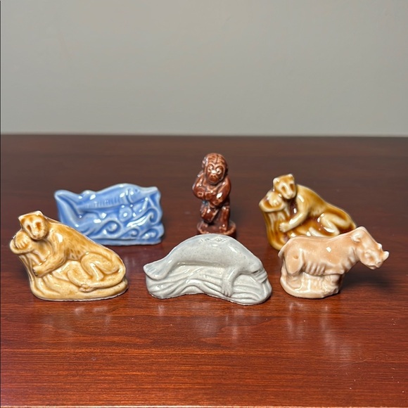 Lot of 6 Vintage Wade Whimsies Red Rose Porcelain Miniature Figurines - Picture 1 of 16